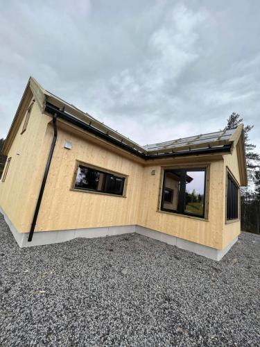 Her er en av hyttene vi bygger på Hovden.Ferdig utvendig og klar for innvendig arbeid.